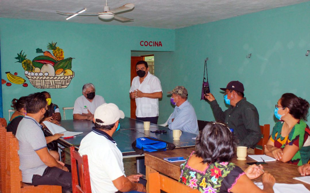 l presidente municipal durante su visita a la escuela de agricultura U Yits Ka'an.