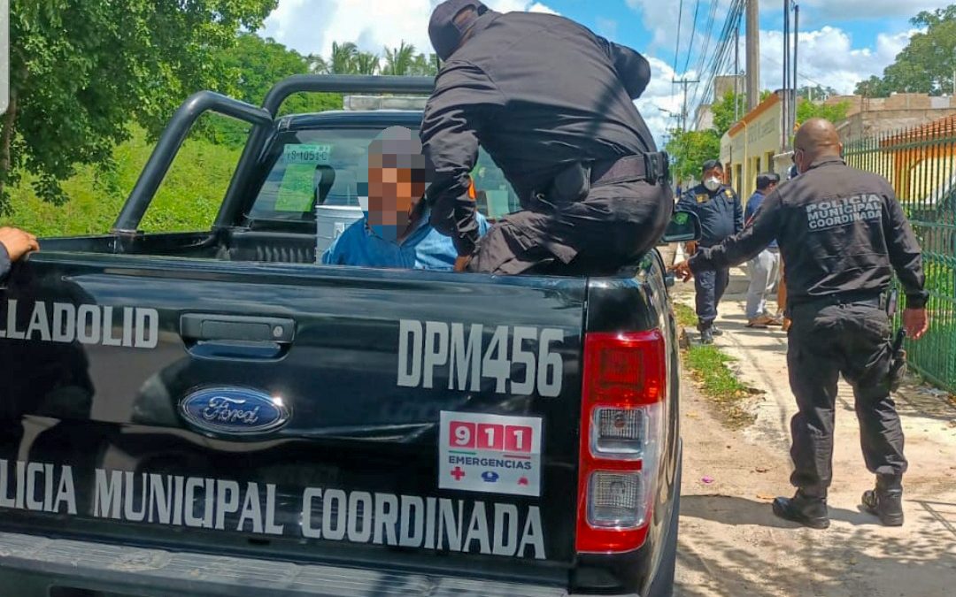 El detenido es trasladado a las instalaciones de la policía municipal, en donde se definirá su situación legal.