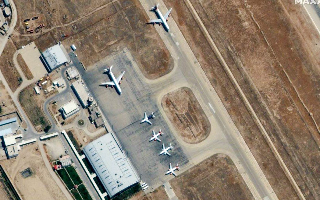 Aviones de Estados Unidos varados en el aeropuerto de Mazar-I-Sharif, en el norte de Afghanistan.