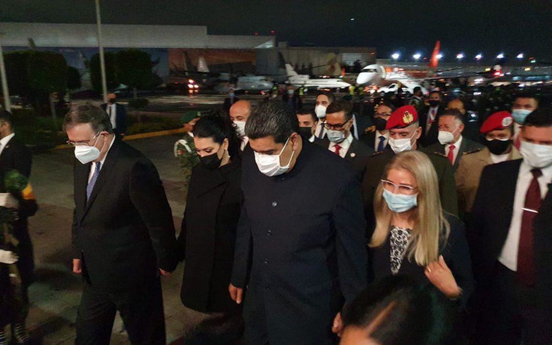 Nicolás Maduro a su arribo a la ciudad de México. El mandatario fue recibido por el secretario de relaciones exteriores Marcelo Ebrard.