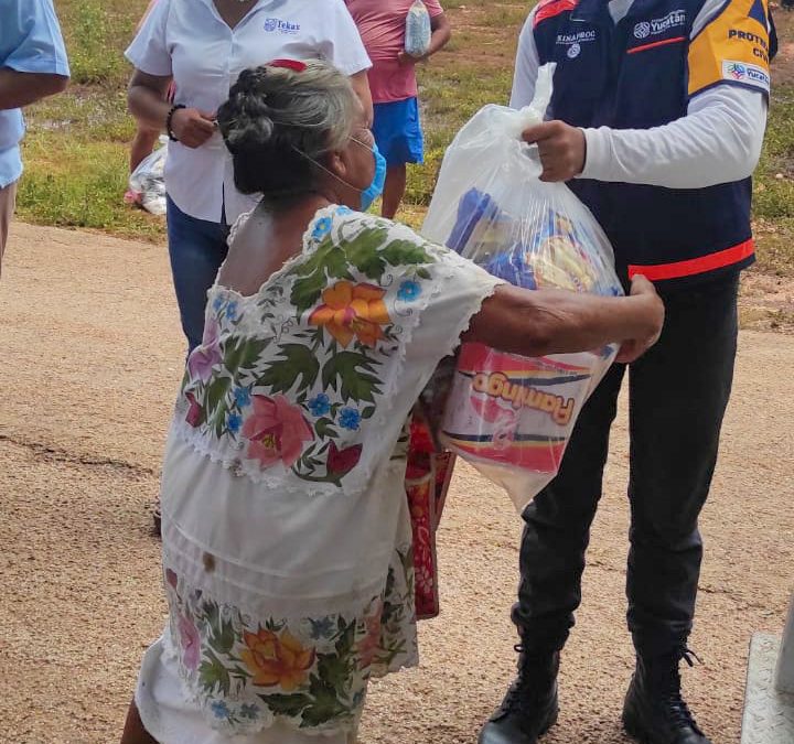 Entrega de apoyos en la comunidad de Salvador.