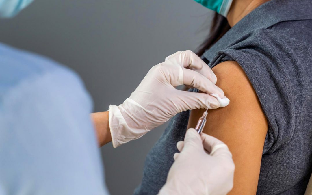 Las Ordenes de Vacunación serán necesarias para poner fin a la pandemia de covid-19, dice Fauci.