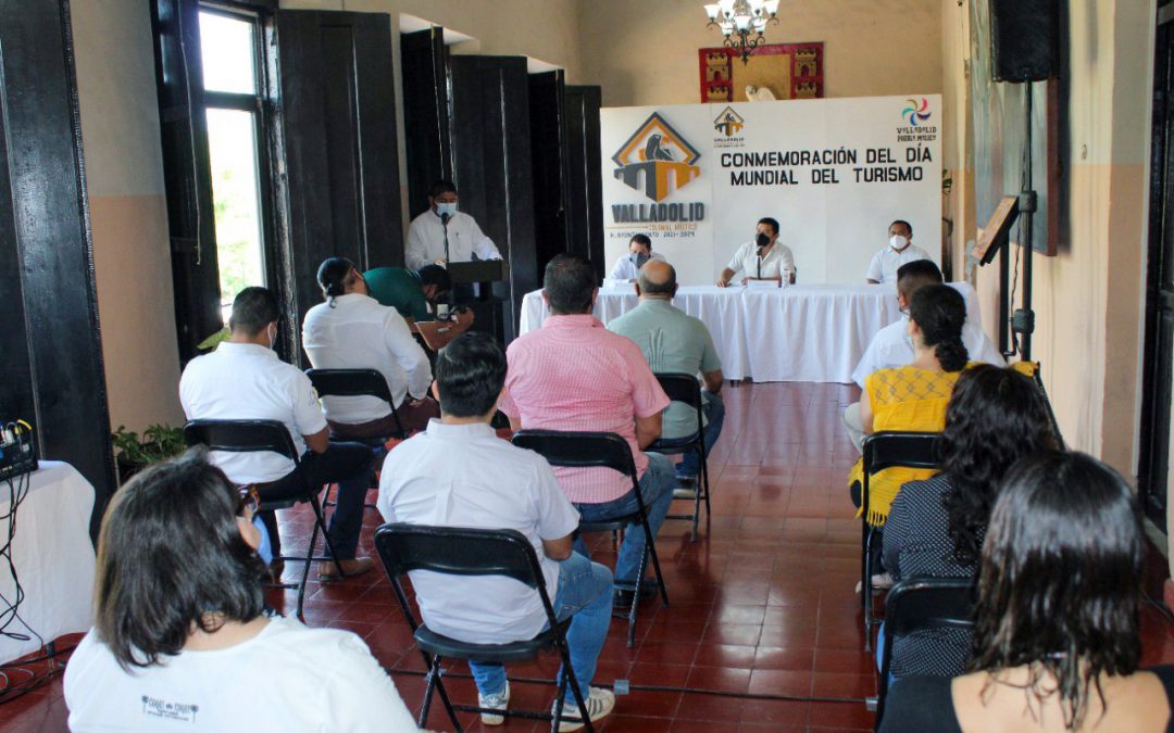 Empresarios del ramo turístico durante una Reunión con el alcalde de Valladolid, Alfredo Fernández Arceo en el Salón de los Murales del palacio municipal de esta ciudad.