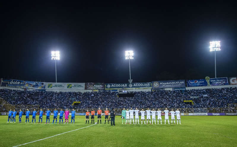 Afición de El Salvador abucheó Himno de México en el Cuscatlán.