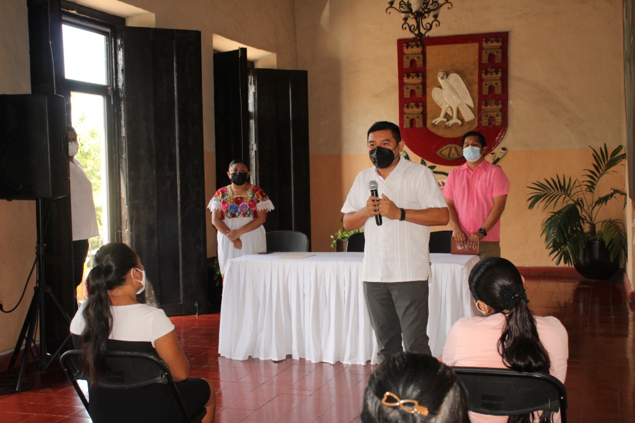 Presidente municipal, Alfredo Fernández, se reúne con artesanas del Centro Artesanal Zaci