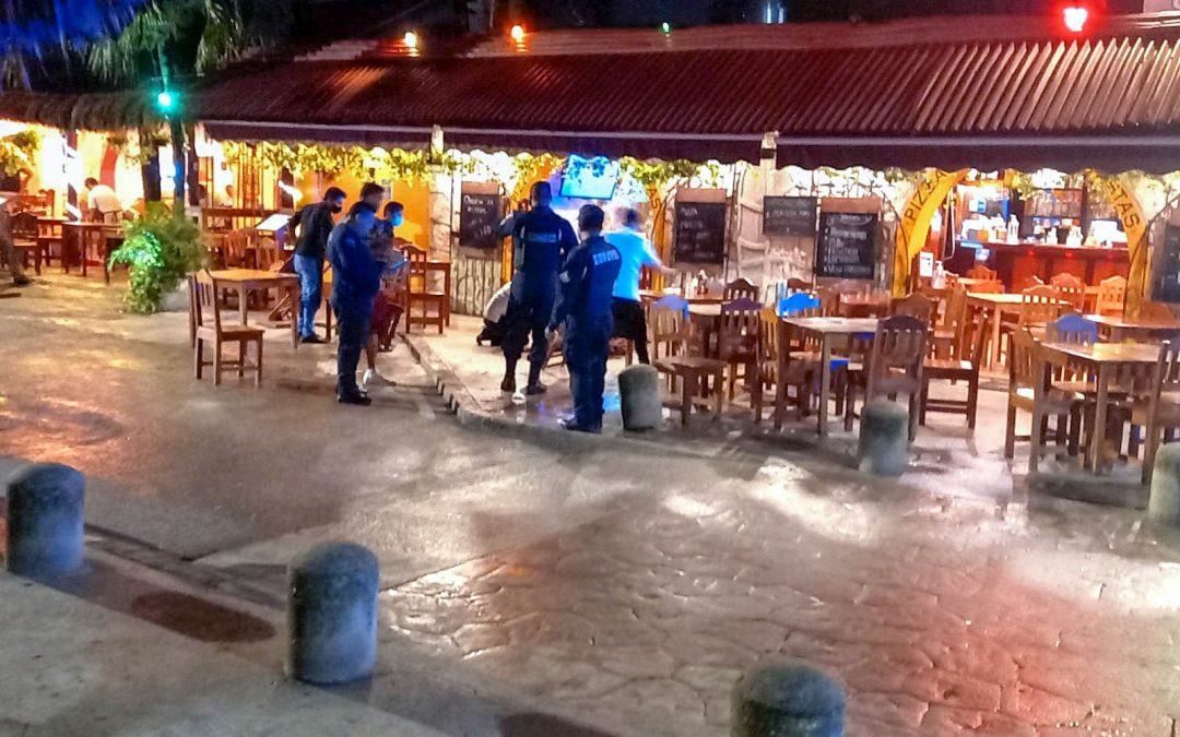 La policía estatal y municipal se presentó para tomar conocimiento de los hechos y asegurar el lugar mientras personal médico atendía a los lesionados de la balacera en el Restaurante Bar La Malquerida, en Tulum, Quintana Roo.