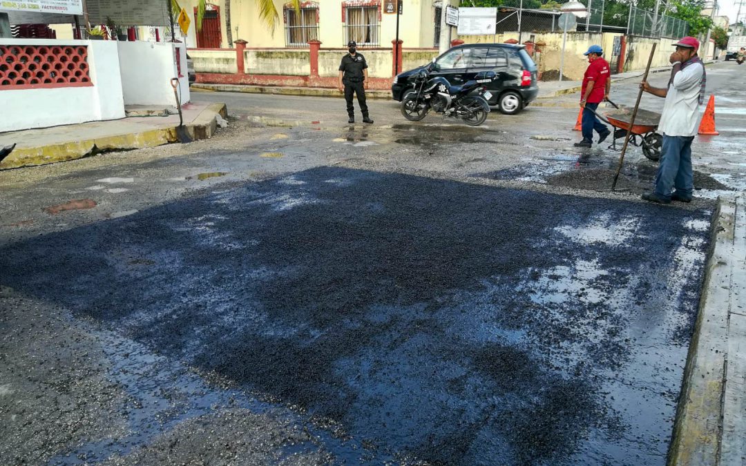 Trabajadores municipales de Valladolid realizan trabajos de bacheo sobre la calle 29 X 40, en el barrio de Santa Lucía.