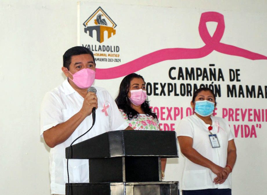 Alfredo Fernández Arceo durante la inauguración de la campaña de Autoexploración Mamaria en el DIF municipal en el marco del Día Internacional de la Lucha Contra el Cáncer de Mama.