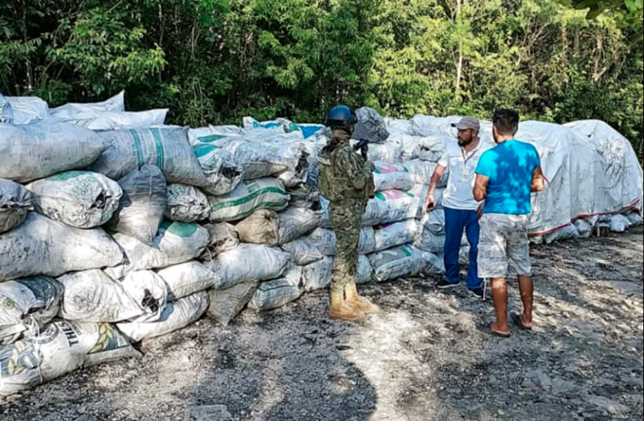 Gracias al trabajo de "inteligencia" el gobierno federal logra el aseguramiento de un importante cargamento de .......carbón.