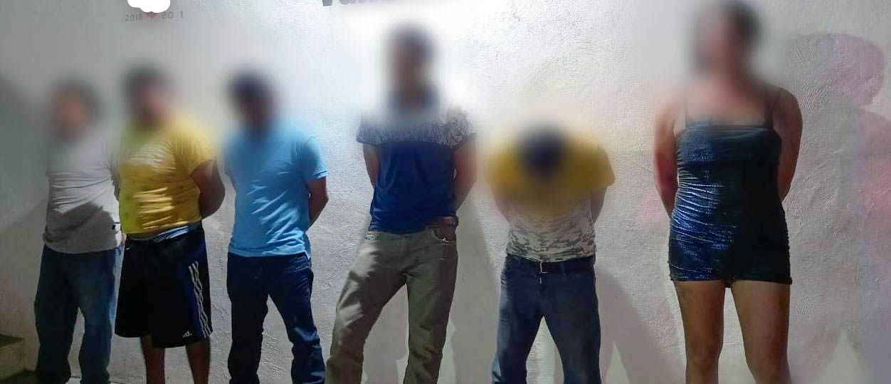 Seis detenidos por venta y consumo clandestino de cervezas.