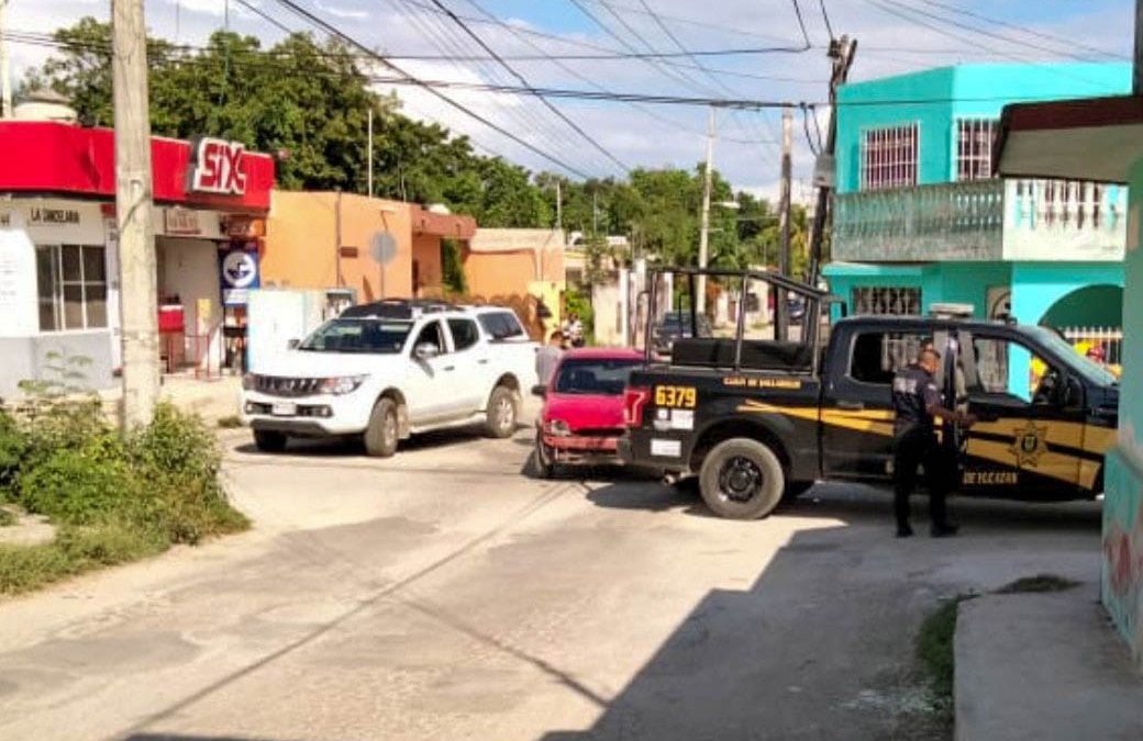 Por circular en sentido contrario una unidad de la policía estatal ocasiona un percance vial, en Valladolid, Yucatán.