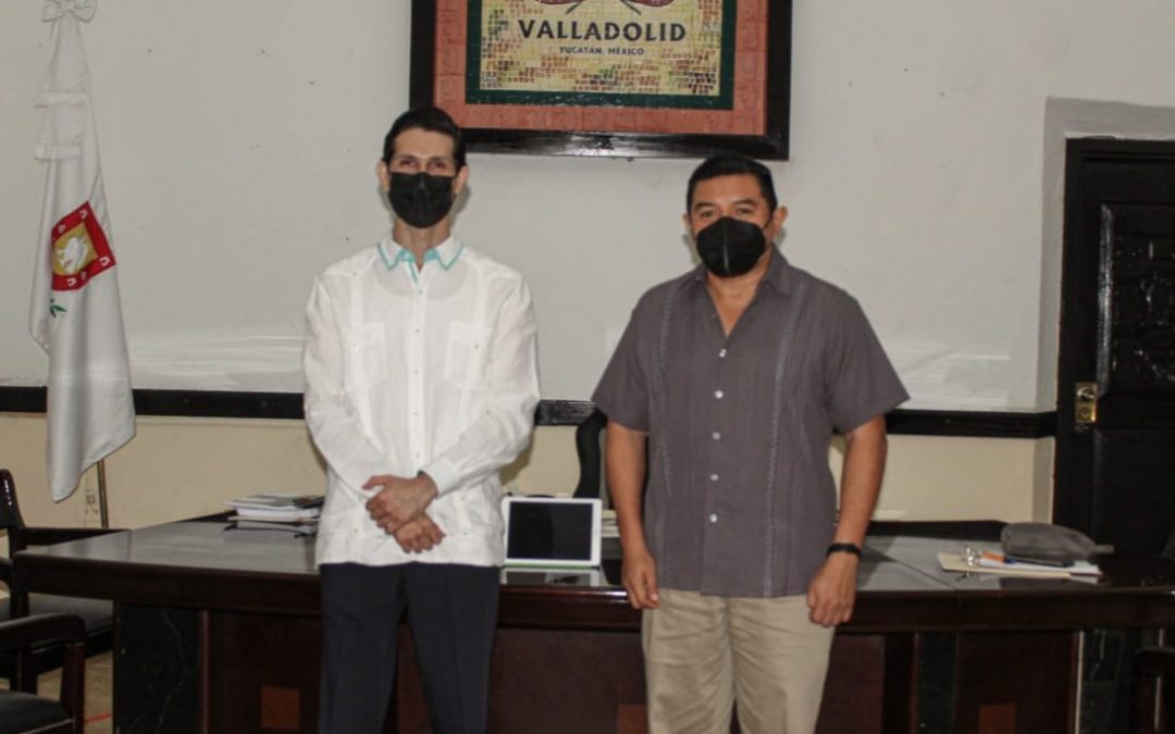 El alcalde vallisoletano, Alfredo Fernández Arceo junto con el Sr. Antonio González, director del Instituto Yucateco de Emprendedores (IYEM).