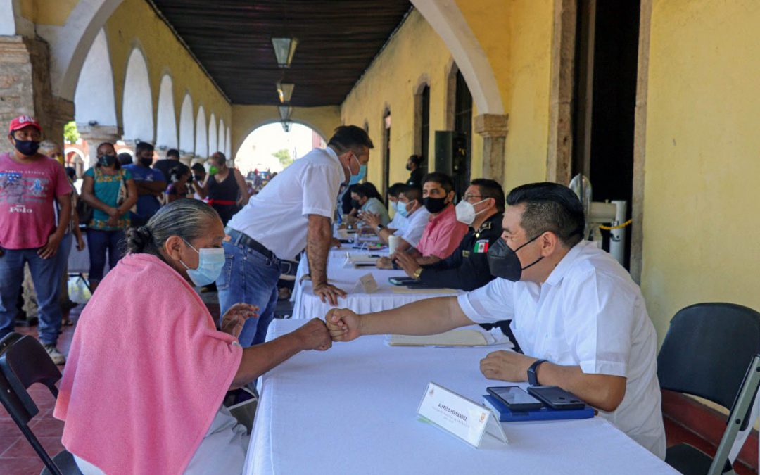 La ciudadanía recibe la atención de manera personal por parte del presidente municipal, C. Alfredo Fernández Arceo.