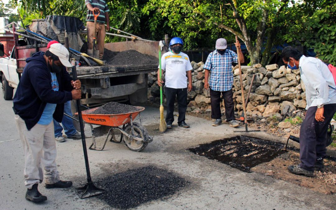 Cuadrilla de trabajadores de bacheo reparando una de las tantas calles de Valladolid que se encuentran en mal estado.