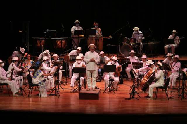 Orquesta Típica Yucalpetén anoche en Valladolid, durante la inauguración del Otoño Cultural 2021.