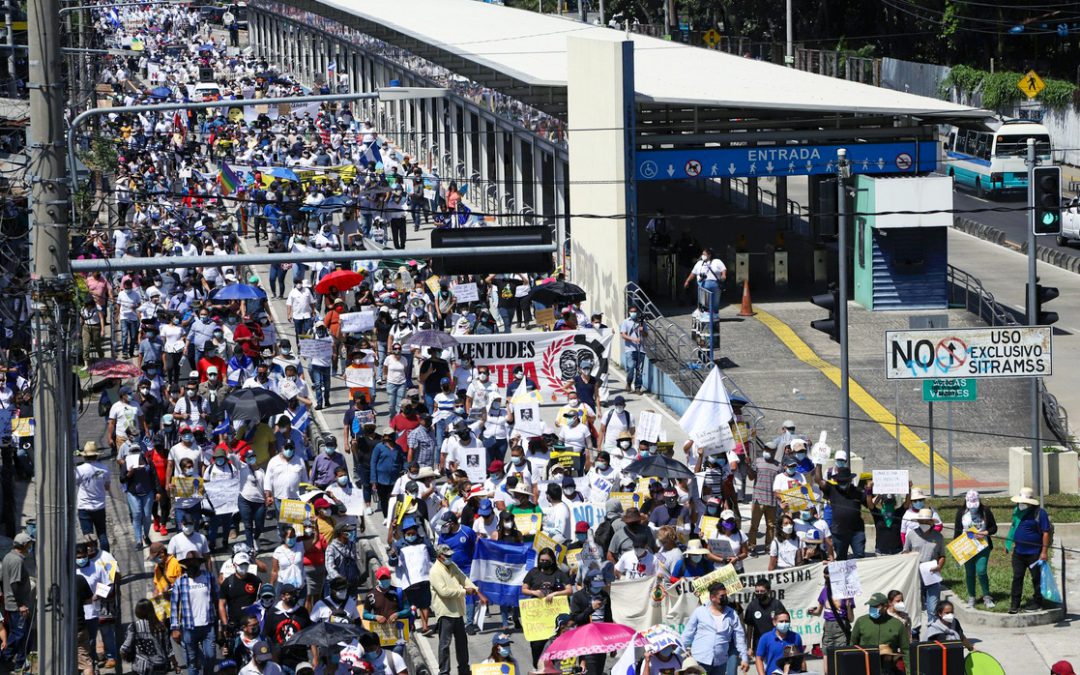 Protestas en El Salvador contra el presidente Nayib Bukele.