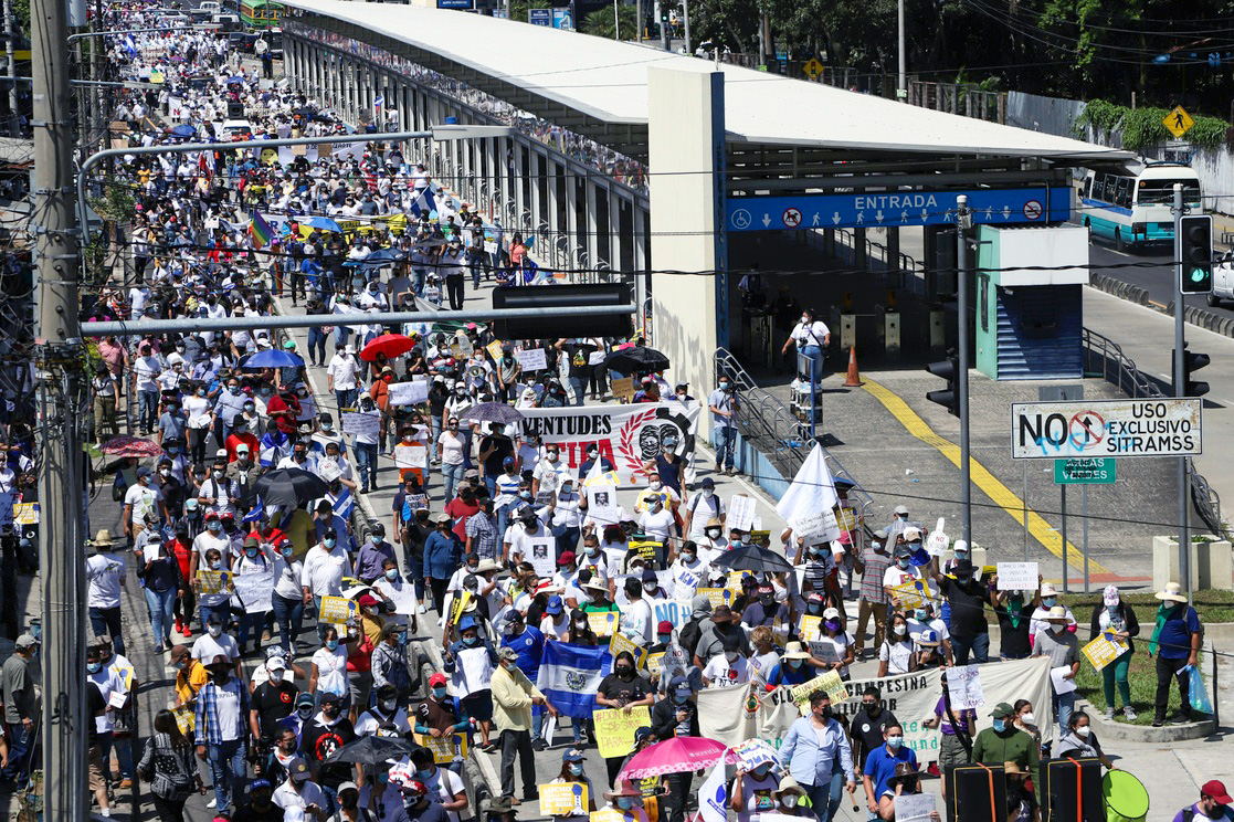 Cuatro mil personas protestan por las recientes acciones de la administración del presidente @nayibbukele, las cuales aseguraron que están encaminadas a consolidar su poder en el país centroamericano.
