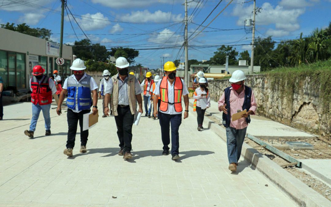 El presidente municipal de Valladolid, Alfredo Fernández Arceo (segundo de derecha a izquierda) durante un recorrido en los trabajos que se realizan en los alrededores del Cenote Zací.