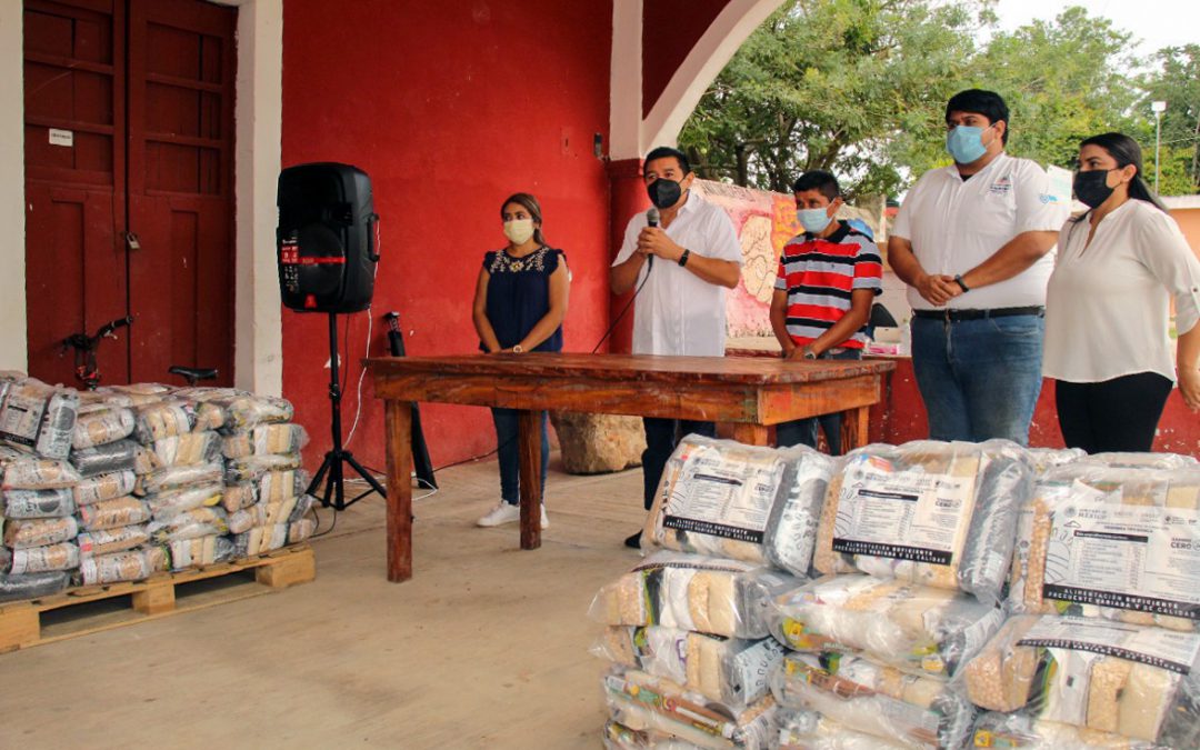 El presidente municipal de Valladolid, Alfredo Fernández realizó la entrega de apoyos alimentarios en las comisarías de Tesoco y Tahmuy. Estuvo acompañado por la presidente del DIF municipal, C. Regina Fernández; Wendy Gómez, directora de esta institución y el C. Pedro Perales Escalona, en representación del DIF estatal.