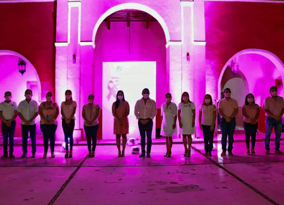 El palacio municipal de Ticul, Yucatán fue iluminado de color rosa en conmemoración del Día Mundial de la lucha contra el cáncer de mama.