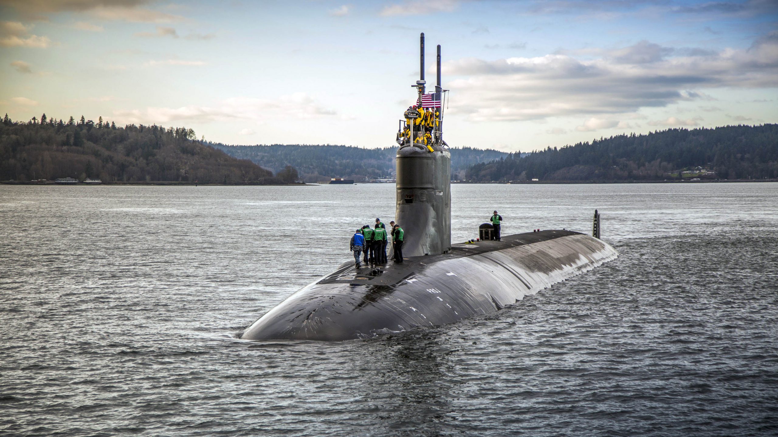 Submarino estadunidense resulta dañado tras choque desconocido.