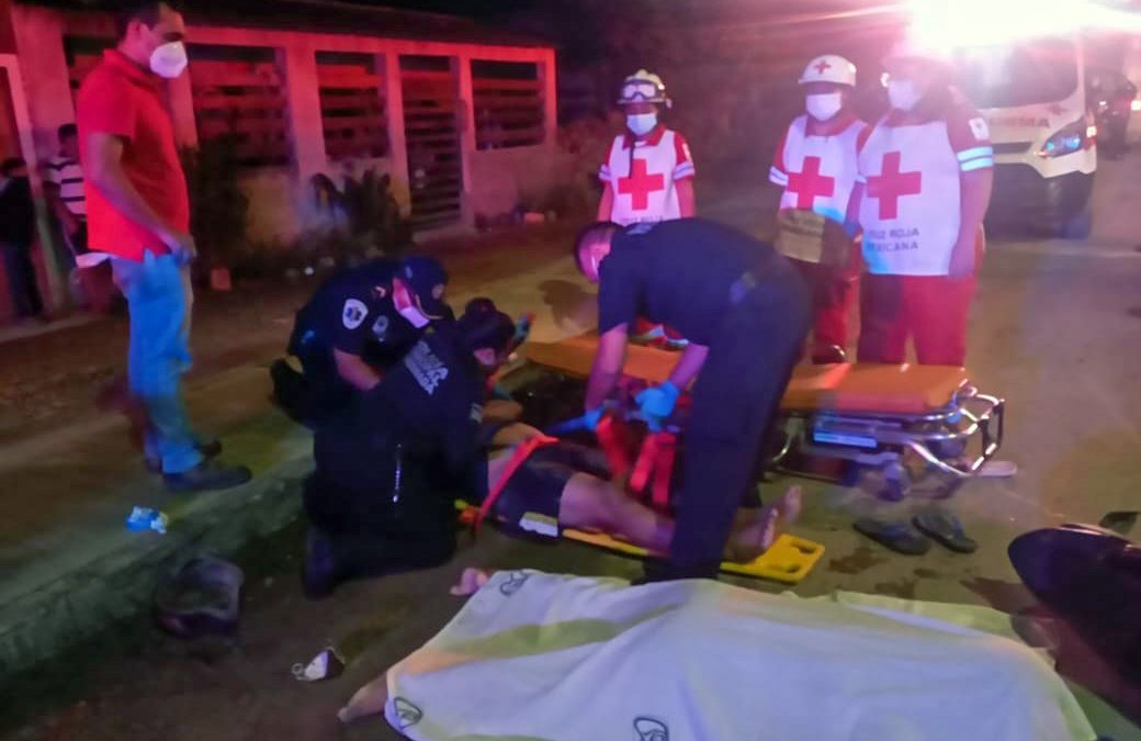 Paramédicos de la policía y de la Cruz Roja dan los primeros auxilios e inmovilizan al conductor de la motocicleta para trasladarlo al hospital General de Valladolid.