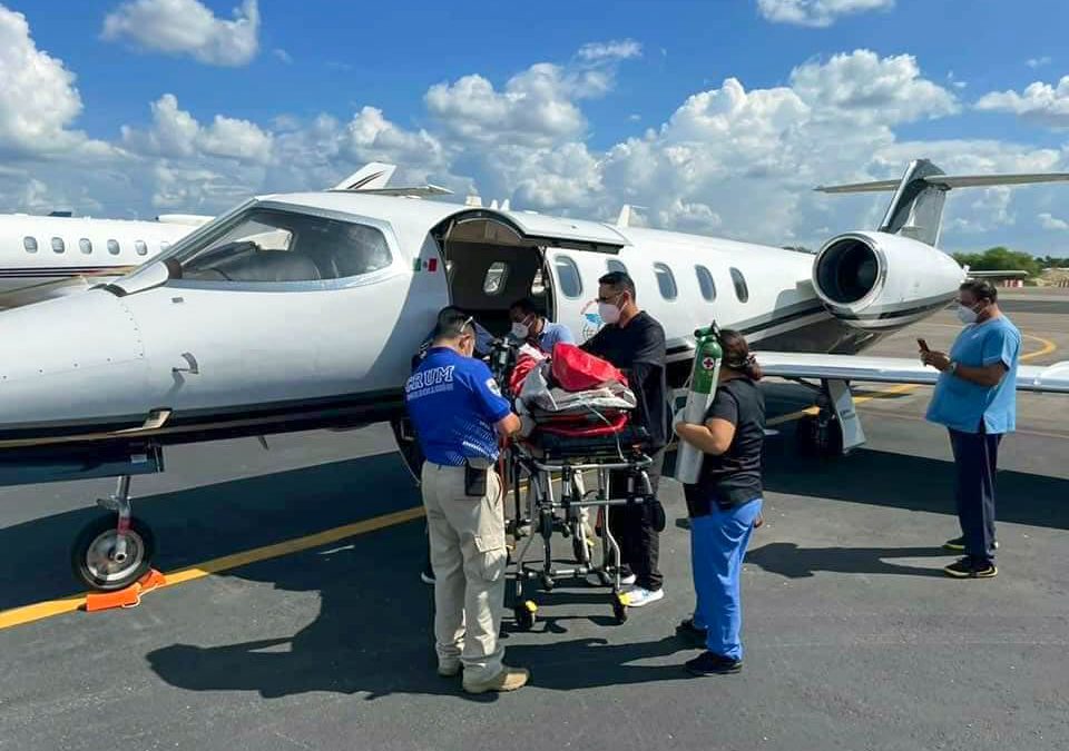 Momentos en que la pequeña Yusemi es abordada en el avión que la llevaría a Texas para recibir atención especializada.