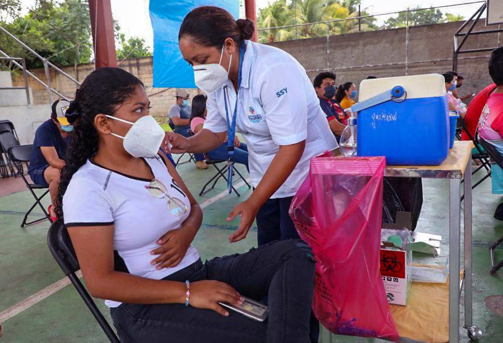 Del 25 al 30 de octubre se estará llevando a cabo la aplicación de segundas dosis contra el coronavirus a personas de 30-39 años y de 18-29 que viven en 69 municipios del estado de Yucatán.