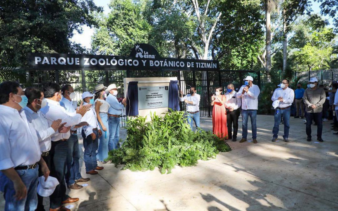Develación de la placa conmemorativa por los trabajos de remodelación del parque zoológico y botánico La Reina ubicado en el municipio de Tizimín.