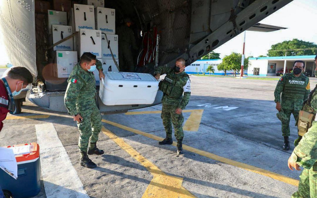 Personal militar y de la SSY participaron en la descarga del material biológico a su arribo en la base aérea Nº 8 ubicada en la ciudad de Mérida, Yucatán.