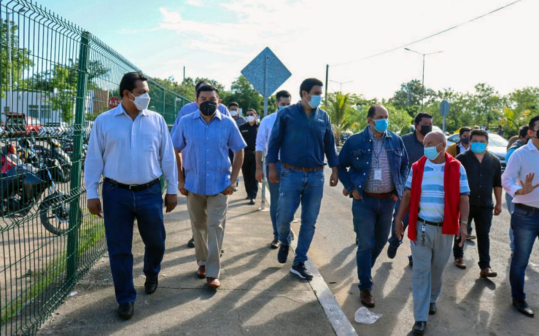 El presidente municipal de Valladolid, C. Alfredo Fernández Arceo, acompañado por dirigentes de las diferentes agrupaciones de taxistas, durante un recorrido por los paraderos ubicados en varios puntos de la ciudad.