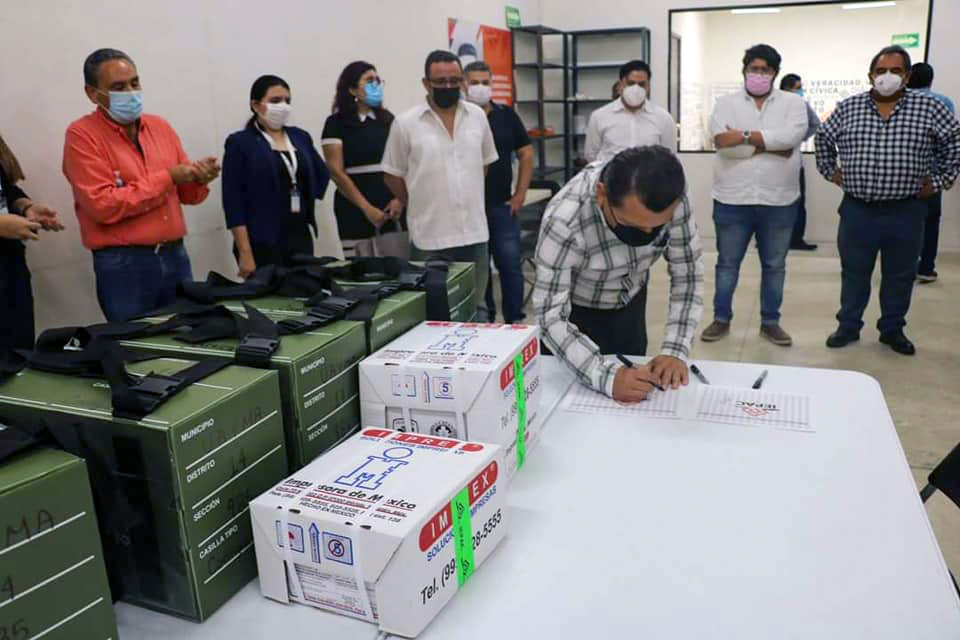 Personal del IEPAC Yucatán recibe las boletas que serán utilizadas el próximo 14 de noviembre en el municipio de Uayma cuando se realicen sus elecciones extraordinarias.