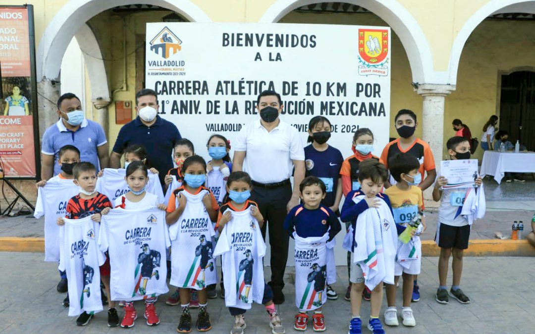 El presidente municipal de Valladolid, Alfredo Fernández Arceo posó con los corredores infantiles que participaron en la carrera atlética en conmemoración del 111 aniversario de la Revolución Mexicana. Lo acompañan el Secretario de la Comuna, Lic. Manuel Jesús Loría Santoyo y el regidor, Antonio Núñez Chí.