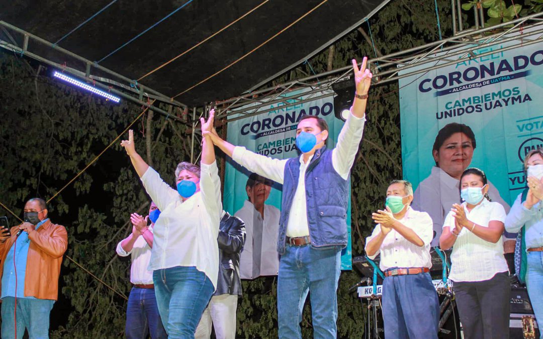 C. Areli Coronado Martín, candidata del PAN para la alcaldía de Uayma, acompañada por Asís Francisco Cano Cetina, presidente del CDE Yucatán.