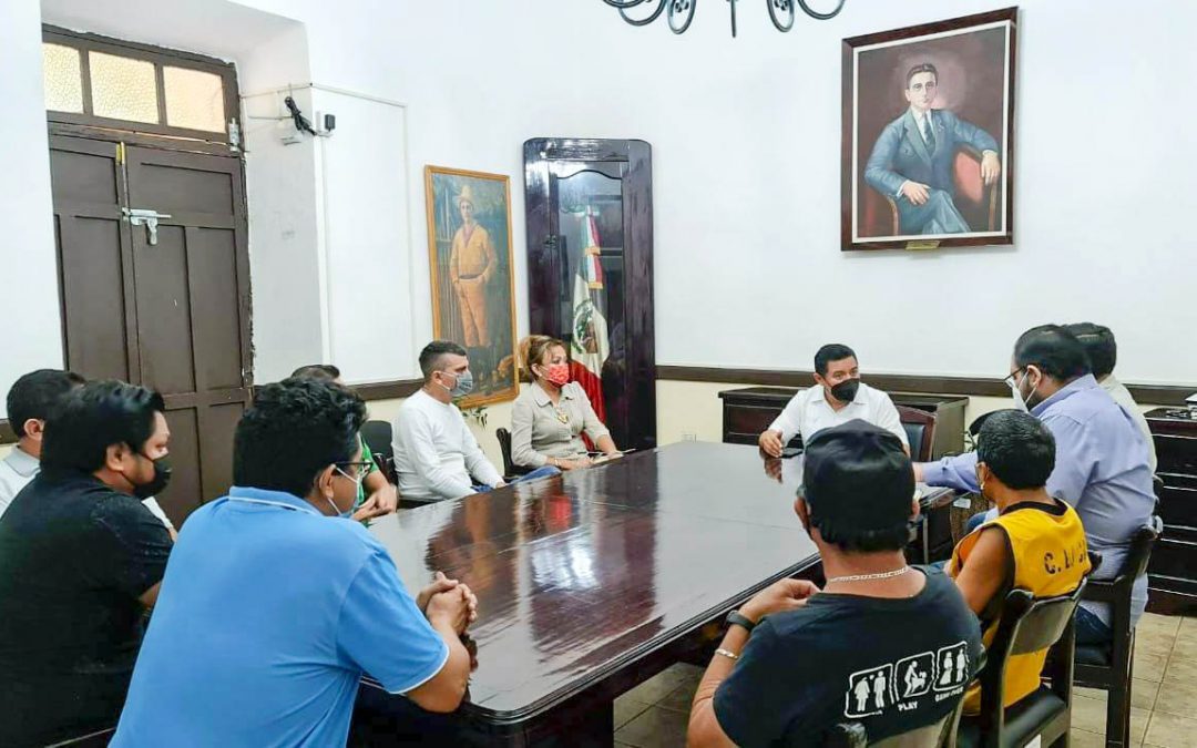 Reunión con comerciantes de las zonas afectadas por las obras de construcción y remodelación de la SEDATU en Valladolid, Yucatán.