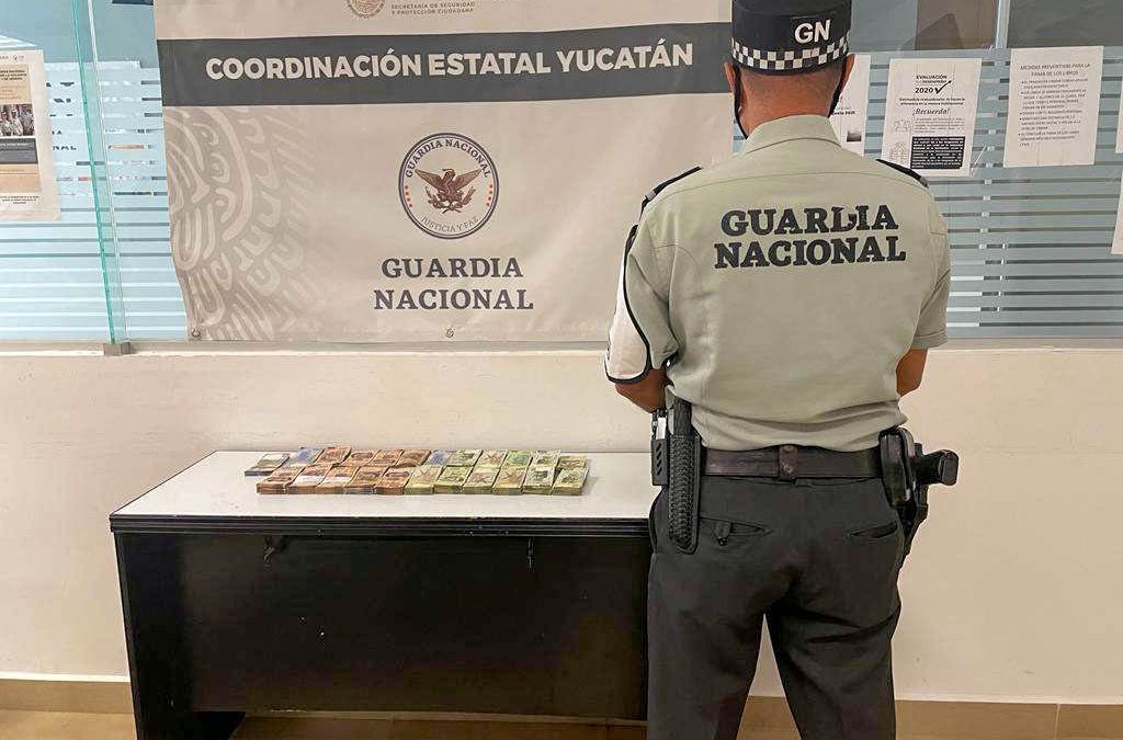 Dinero incautado en el aeropuerto internacional de la ciudad de Mérida por la Guardia Nacional.