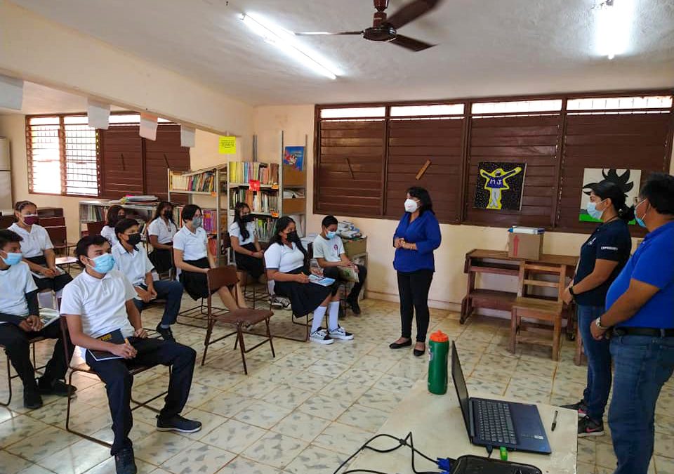 Alumnos de la secundaria estatal Jaime Torres Bodet escuchan "Habilidades para la Vida" impartida la Psicóloga Griselda Balam Várguez, del CEPREDEY.