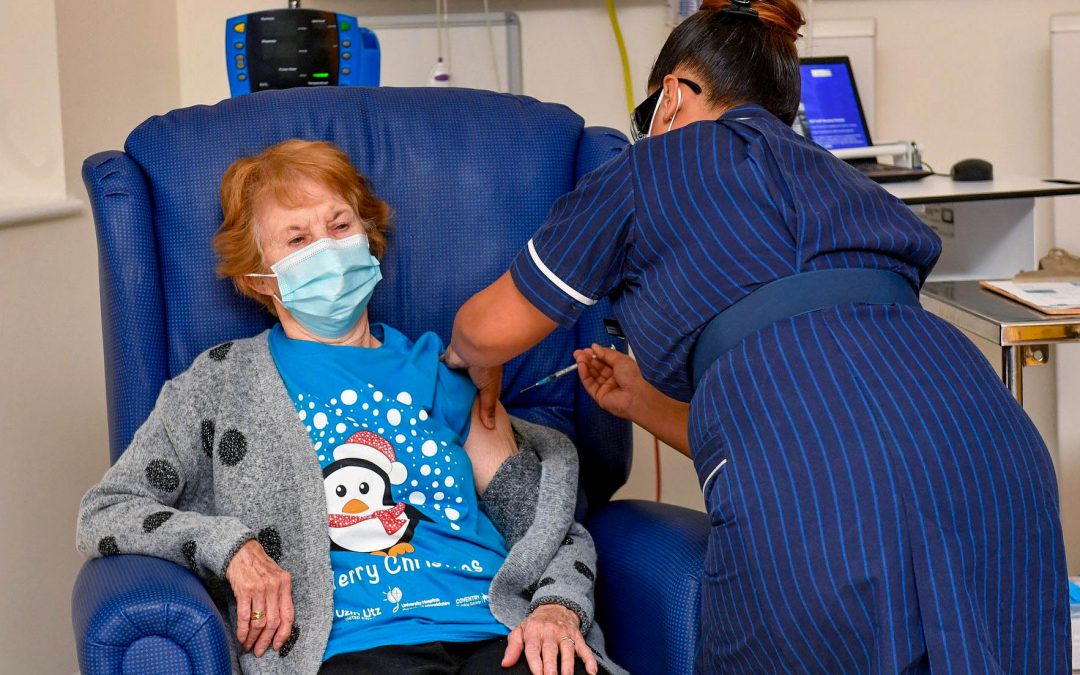 Margaret Keenan, primera mujer en recibir la vacuna contra el Covid-19 en Reino Unido, en diciembre del 2020.