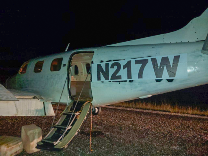 Avión bimotor cargado con una tonelada de cocaína aterrizó en una carretera de Belize.