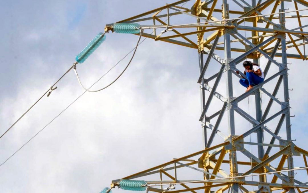 Cae mujer que se subió a una torre de la CFE desde las 09:00 horas en Caucel.