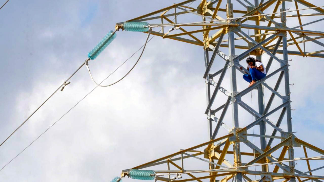 Cae mujer que se subió a una torre de la CFE desde las 09:00 horas en Caucel.