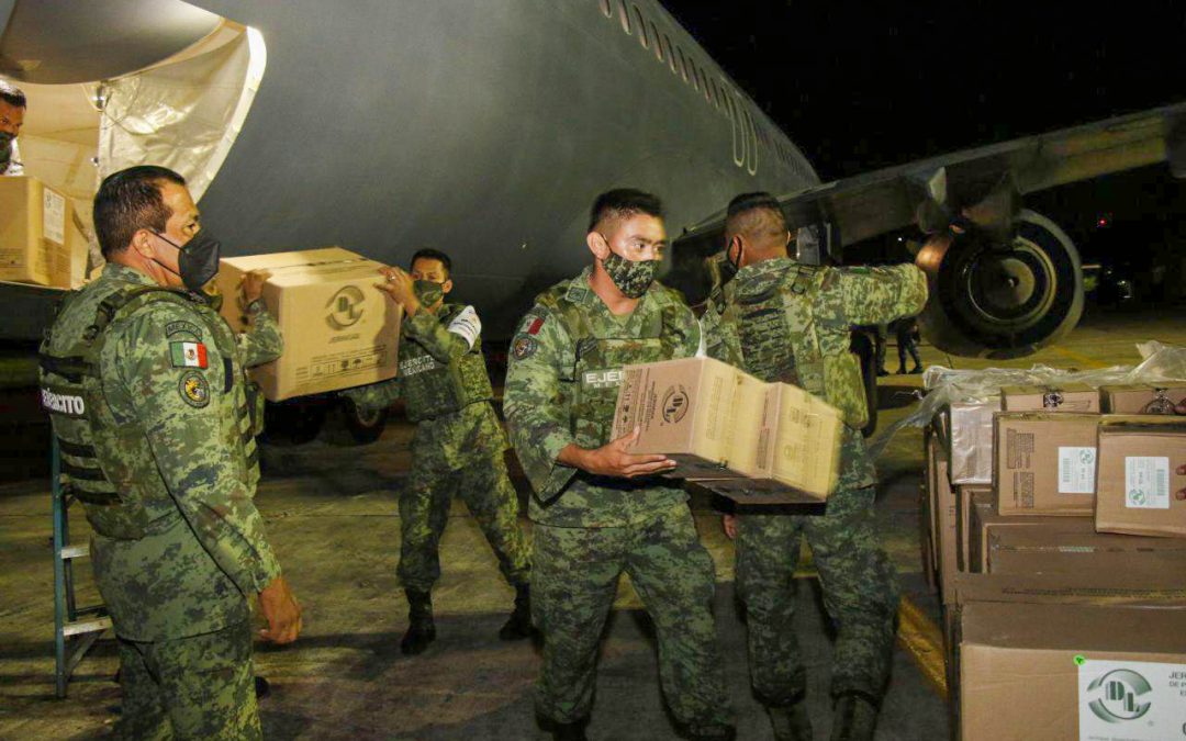 Vacunas Pfizer arribando en la base aérea #8 de la Fuerza Aérea Mexicana (FAM) en la ciudad de Mérida, Yucatán.