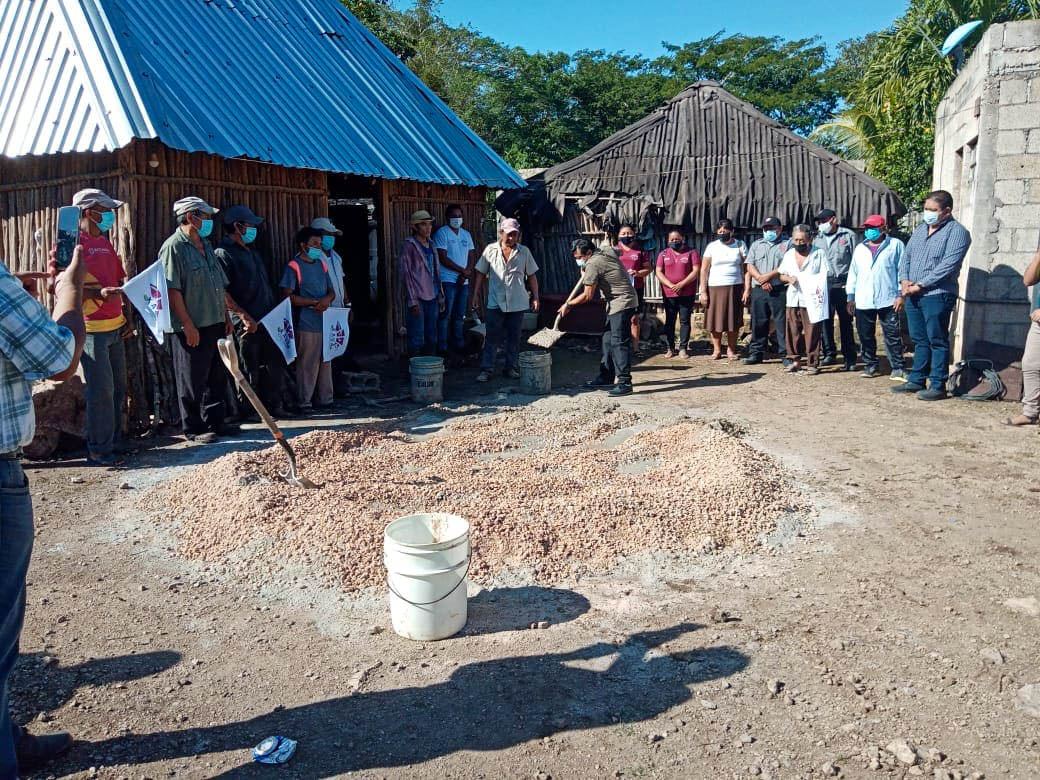 Alcalde de Kaua inicia obras de pisos firmes de vivienda.