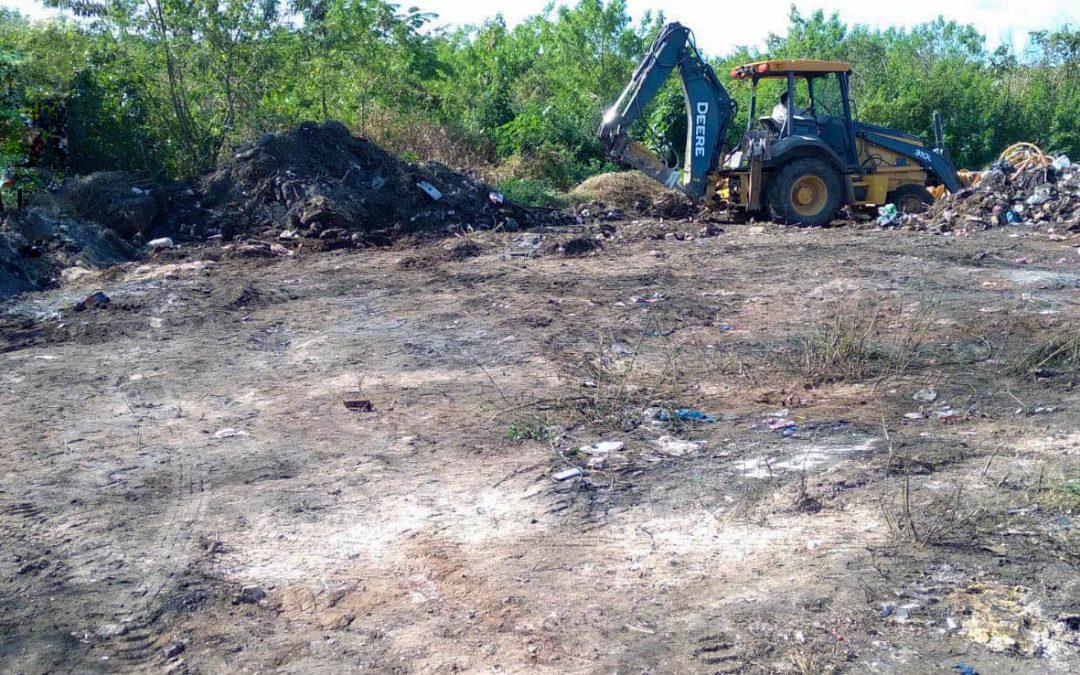 Maquinaria pesada trabajando en la reubicación de materiales en el basurero municipal de Kaua.