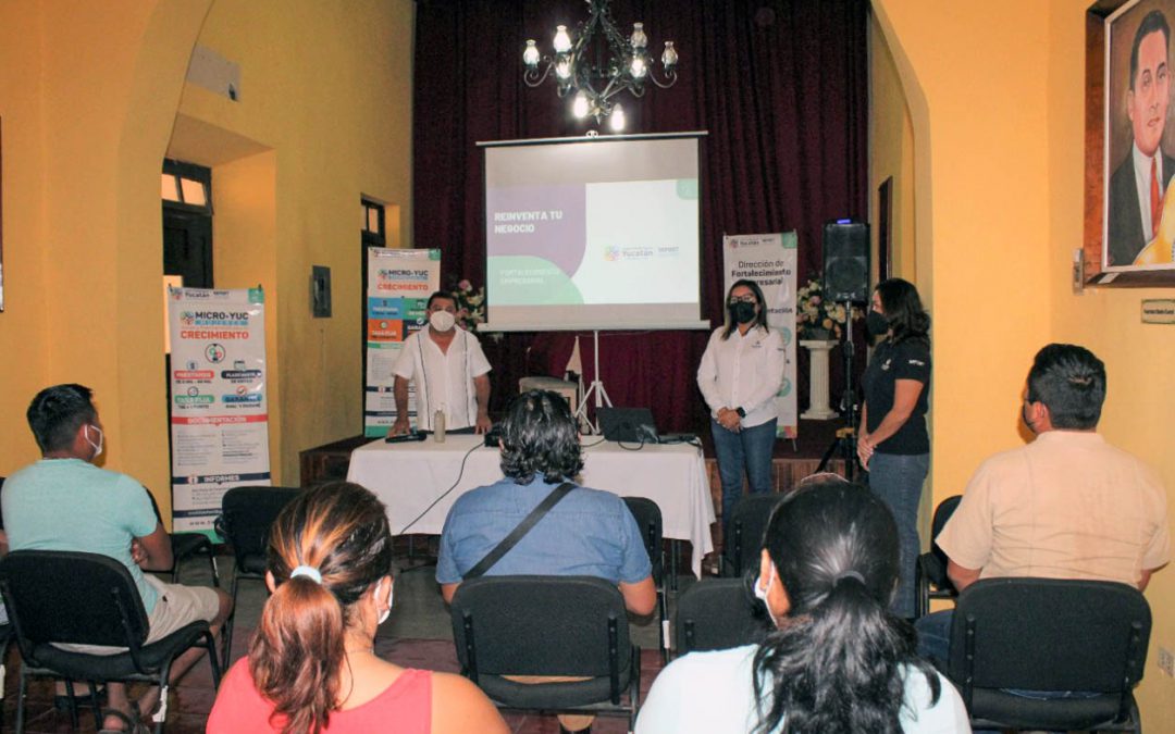 Conferencia impartida a pequeños comerciantes por personal de la SEFOET con la finalidad de informarles sobre los programas de financiamiento que maneja la secretaria.