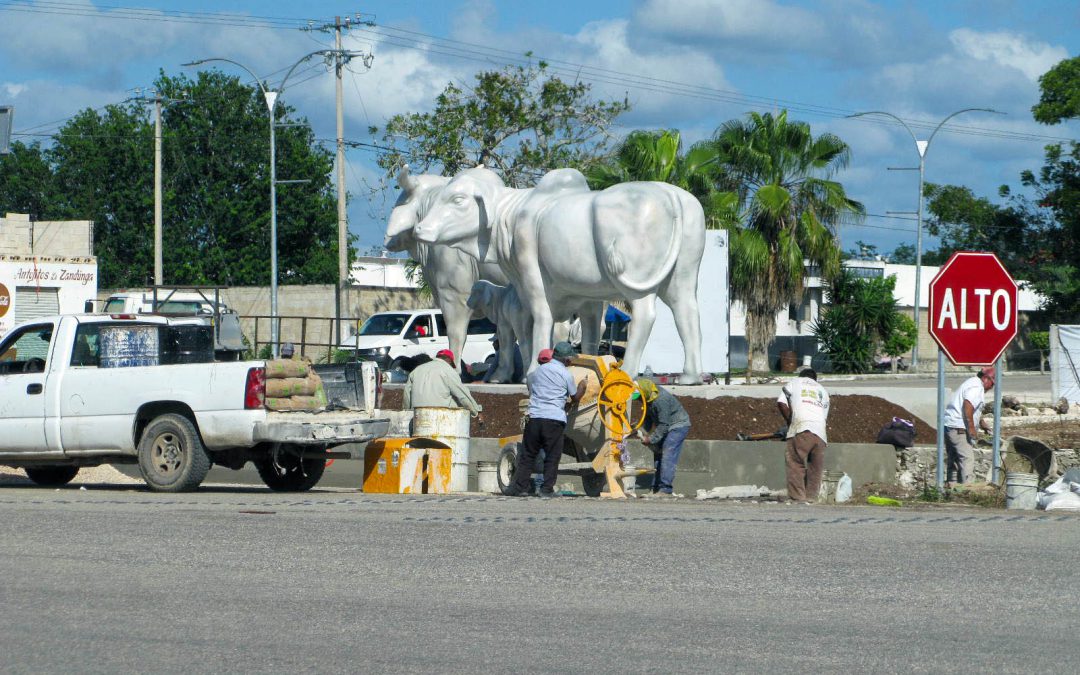 Trabajos de ultima hora en el monumento a la Ganadería, que sería inaugurado el día de mañana por el presidente municipal Pedro Couoh Suaste.