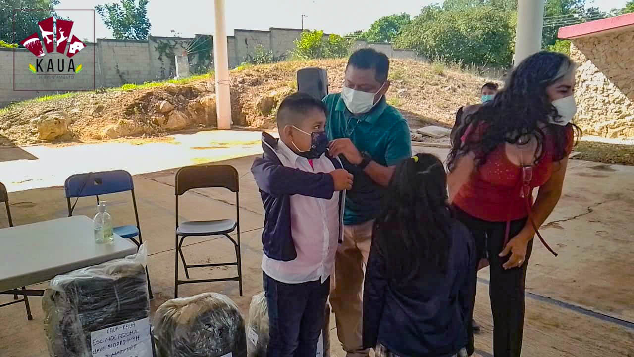 Entregan chamarras a niños en Kaua del programa impulso escolar