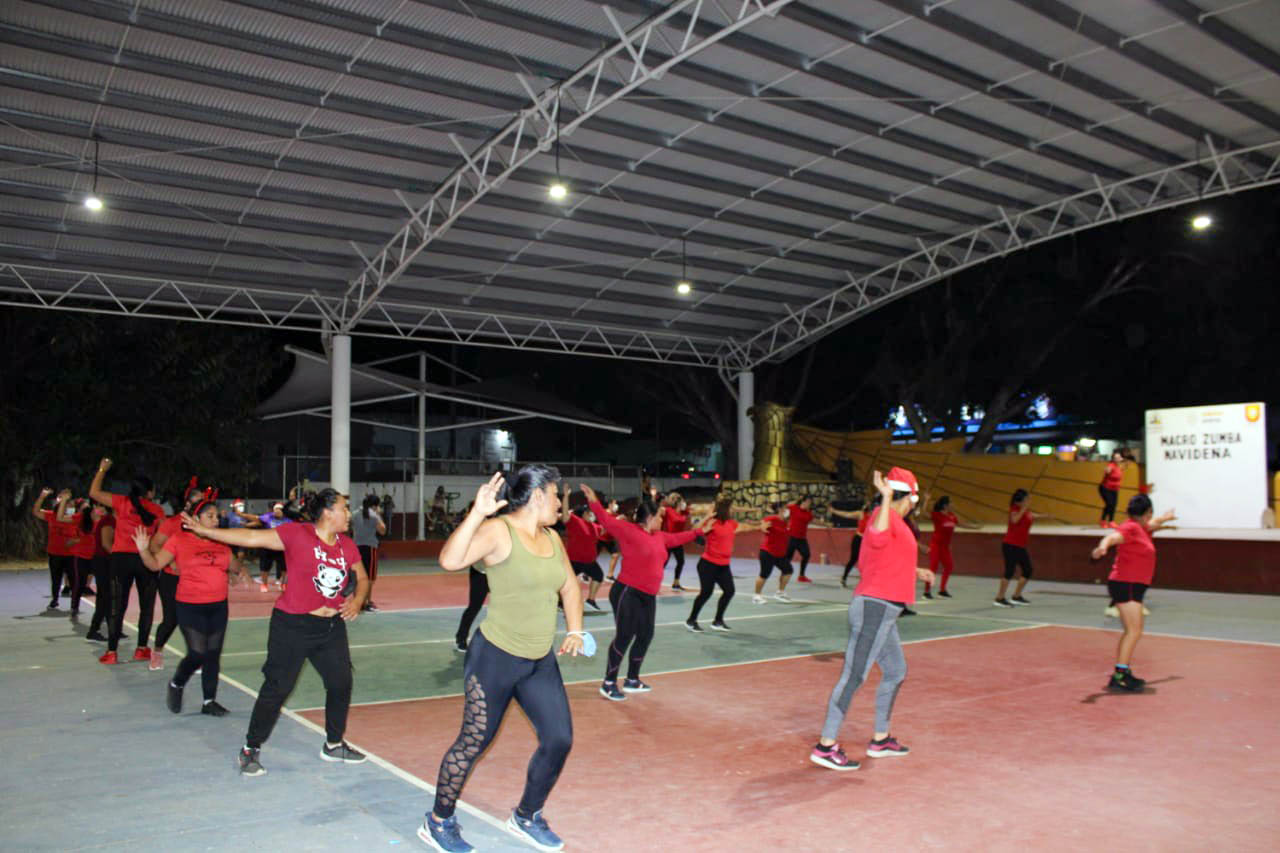 Numerosa participación en Macro Zumba Navideña.