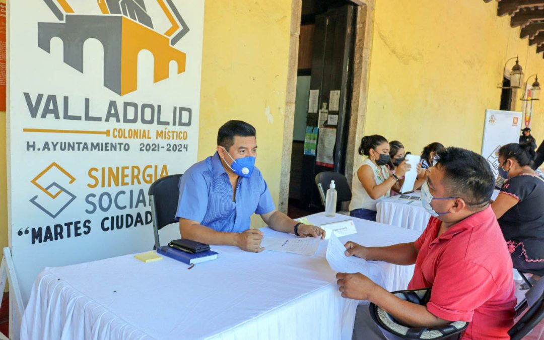 El presidente municipal de Valladolid, Alfredo Fernández Arceo ha encabezado el programa "Martes Ciudadano" atendiendo de manera personal las peticiones de los habitantes del municipio.