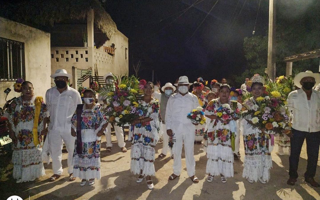 Procesión que partió de la iglesia del pueblo hasta el palacio municipal, encabezada por el alcalde Crescencio Noh Cen.